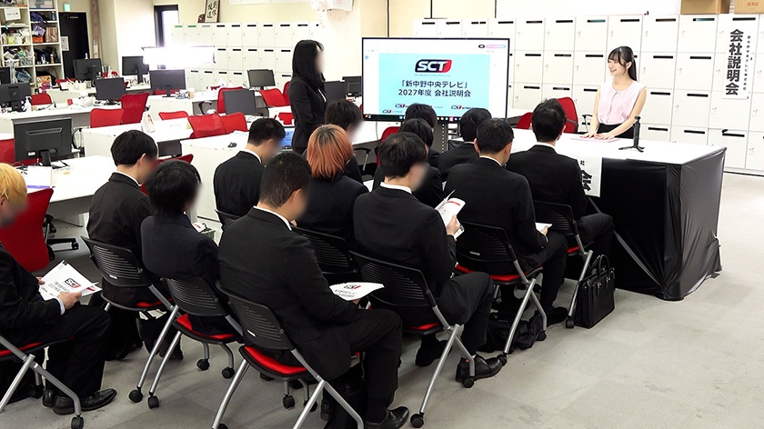 「滴るマン汁」「火照って発汗」「大量潮吹き」しながら、会社案内中に就活生にバレないように、こっそりイキまくり!大絶頂会社説明会 花守夏歩 佐藤愛瑠 葉月まゆ 画像1
