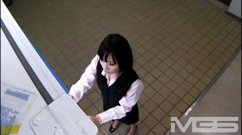 自販機に仕掛けたカメラで同僚OLのパンチラを流出させた変態リーマン 3_3