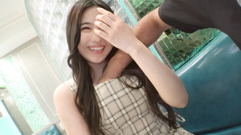 TV局にも出入りしているヘアメイクアシスタントが登場。ツヤのある綺麗な黒髪とコントラストをなす透明感ある美白肌。白と黒、陽と陰、表と裏。普段は華やかな表舞台で美男美女を相手に仕事をしているのに、今日は裏でパイパンま●こを晒しておじさんチ○コに大絶叫！甲高い喘ぎ声がホテルに響き渡る！【初撮り】ネットでAV応募→AV体験撮影 2324 ｜ SIRO-5431