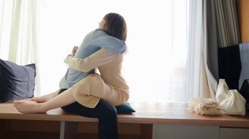 sp-SIRO-5470 【広島発！色白ムチムチ美女はオナニー狂】ベビー用品店勤務のゆるふわ美女が彼氏のレスに耐えきれず性欲爆発！キスで即エロモード突入、床オナ生まれ電マ育ちの敏感マ◯コ！チ◯ポは友達！ 【初撮り】ネットでAV応募→AV体験撮影 2350 画像シーン06