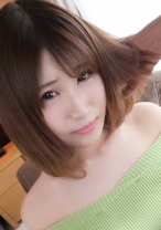 【初撮り】【脚を絡めて..】【癒し系美少女】癒し系の美白少女。男遊びもしてこなかった純情な女の子が照れ笑いを浮かべて.. 応募素人、初AV撮影 145