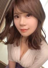 【初撮り】【色白美裸体】【溢れ出る淫汁】恋愛経験も少なく彼氏としか経験がない初心なカフェ店員が登場。恥ずかしがりながらも、素直なからだは快楽には抗えず、パイパンま○こからHな汁を溢れさせ..ネットでAV応募→AV体験撮影1652