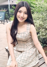 TV局にも出入りしているヘアメイクアシスタントが登場。ツヤのある綺麗な黒髪とコントラストをなす透明感ある美白肌。白と黒、陽と陰、表と裏。普段は華やかな表舞台で美男美女を相手に仕事をしているのに、今日は裏でパイパンま●こを晒しておじさんチ○コに大絶叫！甲高い喘ぎ声がホテルに響き渡る！【初撮り】ネットでAV応募→AV体験撮影2324