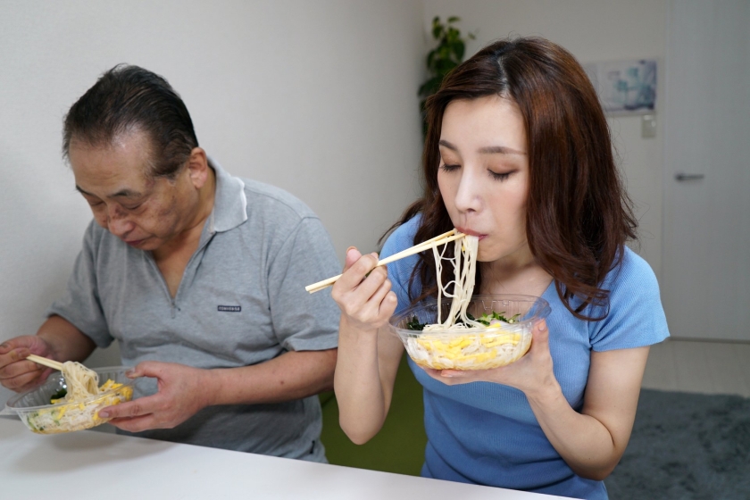 義父を弄ぶ淫乱痴女妻 三ツ星ひかる 画像1