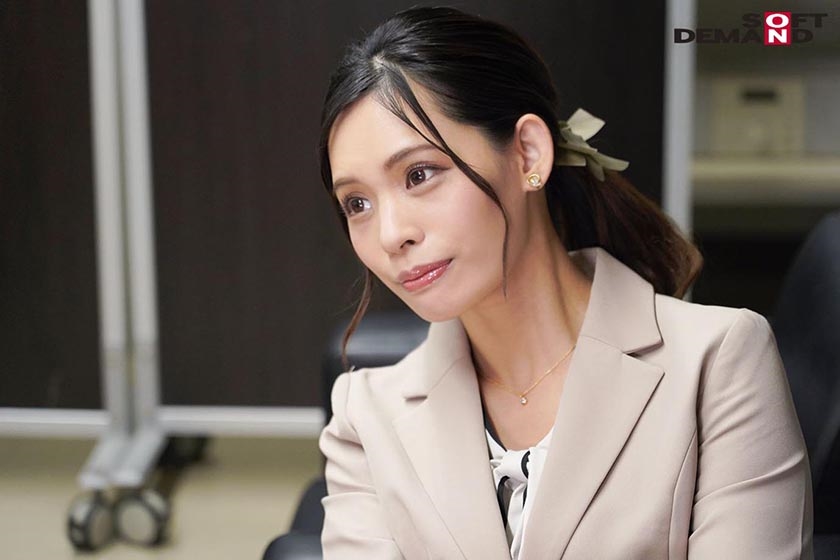 「会議中も商談中もエッチのことで頭いっぱいでした」オフィスで綺麗OLが自ら性欲をさらけ出す誘惑セックス 来栖すみれ_13