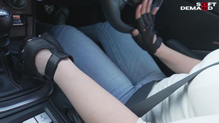旦那より運転が上手いMTドライバー 結婚2年目にしてレスの欲求不満を男優に引き出され、恥じらいながらも性欲の詰まった肉感マシマシのデカ尻を解放する…南城リノ(28)AVデビュー 画像14