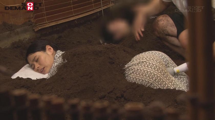 砂風呂に埋まって動けない拘束エステ 拘束と熱気で火照ったカラダは感度10倍！すぐ隣にほかの客がいるのに何度も漏らしてイキまくり！さらに！マ●コの疼きが抑えきれず固定されたまま挿入を懇願！！ めい(23)OL【配信限定で復刻】_4