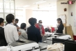 ~社内で全裸は1人だけ~ インターン生の皆さん全裸でお仕事できますか? SODで働く女子社員にはAV女優さんの気持ちを理解してもらうために羞恥研修を用意! 入社前だけ…サンプル画像4