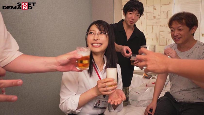 平日の昼間から恐縮ですが、乾杯からの挿入に至りました。in 新宿のラブホ 秘書 守屋よしの 画像8