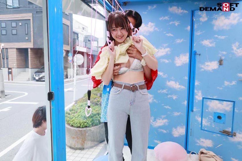 マジックミラー号 絶対に気持ちよくなってはイケない!!!愛する彼氏とはミラー越し30cmの状況でくすぐり我慢ゲームと称して凄腕AV男優の妙技でHにいじくりたおす!!! 鎖骨の綺麗なオフショル女子5名収録 画像5