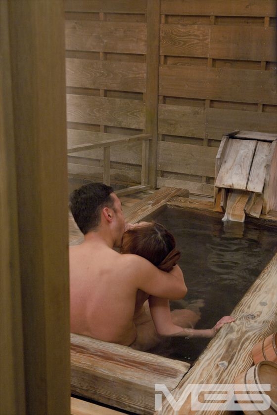 私は今、すぐ隣に旦那がいるのに―初めて会うこの男に何度もイカされています_8