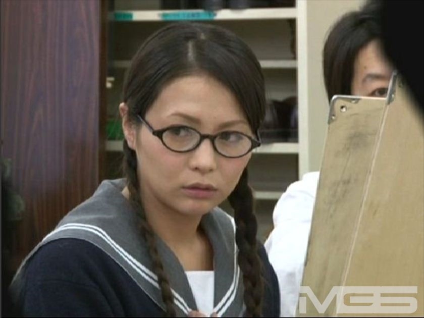 <絵画教室>で女性美術部員が一人ずつ平気な顔して、裸になったら女子学生はヌードモデルになるのか！？_0