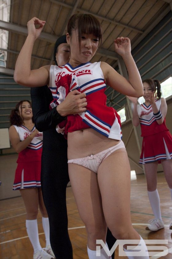 SOD女子社員に下った史上最大の業務命令！！制作部夏木亜梨沙編「合宿に打ち込む母校の後輩女子大生チアリーディング部をAV出演させてきなさい！！」_1