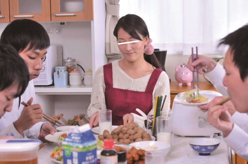 クラスメイトのお母さんが「性教育の教材」 僕たちに「筆おろし イカセSEX ナマ挿入」を教えてくれる優しい美尻ママ 平山こずえ_0