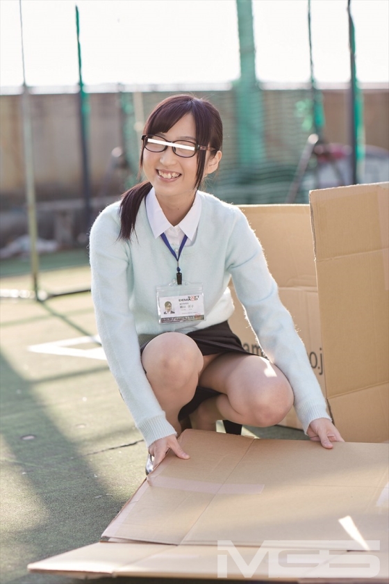 SOD女子社員 〈締め切りは破った事ないです〉が自慢で、業務態度はいたって勤勉が、「臭いち○ぽが好きらしい」「仕事を口実に自らエログッズ試したがる」等々実はスケベなのでは？という噂の地味眼鏡女子社員の変質性癖の真相を暴いたらまだ仕事が残っているだろうに、くっさい特濃ザーメン顔射を懇願して来る事態に！_4