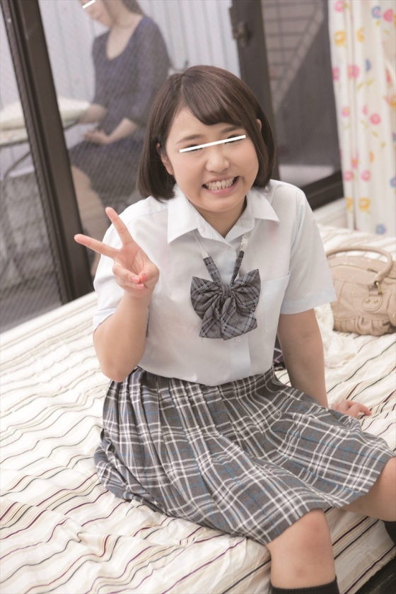 モニタリング 彼女の妹×彼氏×マジックミラーの向こうには彼女！妹と彼氏が二人っきりの密室でパンチラ過激ミッションに挑戦！姉の彼氏に真近で見られて思わず赤面！パンツにしみが！ 互いに意識し二人はどこまでやってしまうのか？_3