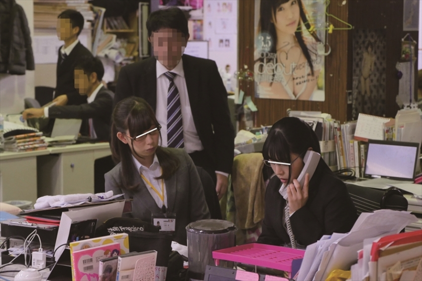 仕事に誠実なSOD女子社員が過剰クレームに半裸姿で2マ○コ対応！_1