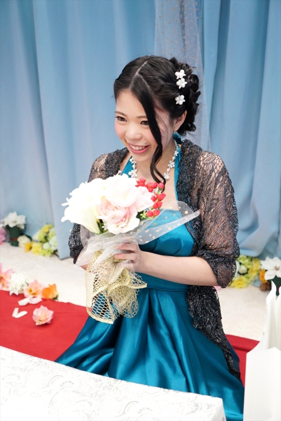 マジックミラー号 結婚式終わり、未婚のパーティードレスの女性がHなゲームでチ○コを両手に持たせたら、火が付き生まれて初めて3Pセックスへ！_8