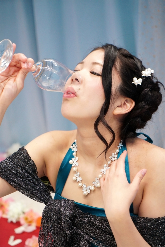 マジックミラー号 結婚式終わり、未婚のパーティードレスの女性がHなゲームでチ○コを両手に持たせたら、火が付き生まれて初めて3Pセックスへ！_9