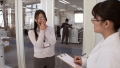 100000回転の電マを当て続けたらどうなるか?をSOD女子社員が真面目に検証してみた結果 パンツスーツの裾まで染みるほど漏らして漏らして5人合計48回イキ SO…サンプル画像2