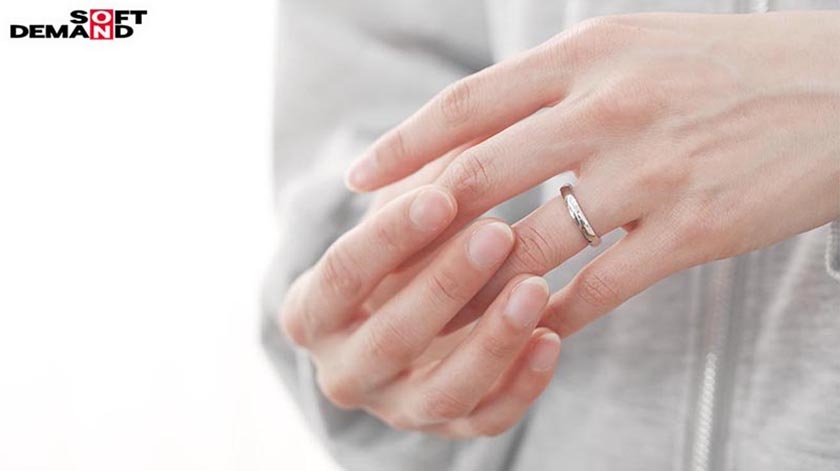 初めての複数プレイでイカされて全身愛液まみれ 最高に敏感なママが大絶頂 緊張の責められAV体験 家庭を一番に想いながら、他人とエッチを辞められない 私はダメな母親ですか？ 玉井晴香 33歳 第3章 画像2