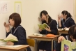 壁！机！椅子！から飛び出る生チ○ポが人気の進学校 『都立しゃぶりながら学校』 SODstar Ver. 紗倉まな 紗倉まなサンプル画像8