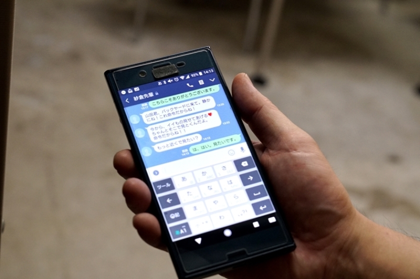 紗倉まな のぞき見している僕をニヤニヤ見ながら上から目線でセンズリ指令_3