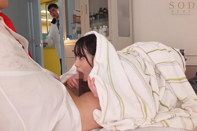 誰にもバレないように校内でこっそりハメられちゃう押しに弱い制服美少女 白川ゆず_9