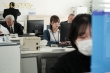 市役所の窓口勤務の青空さんは悪質なカスハラ親父の肉便器です。平凡で真面目な同僚が性処理ペットに成り下がる姿に思わずクズ勃起 青空ひかり 画像1