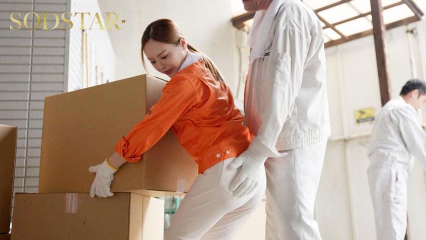 配送中NTR 既婚ベテランドライバーの配送に付いて回るうち車中でおそわれてしまった新婚人妻 小倉由菜 画像4