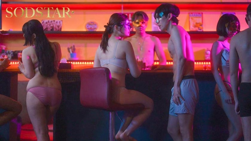 ハプバーでSEXをしたのは親友の旦那。もっと責めたい女と責められたい女…正反対の人妻二人が快楽堕ちして夫婦交換スワッピング4Pする仲になるまで。 青空ひかり 神木麗 画像1