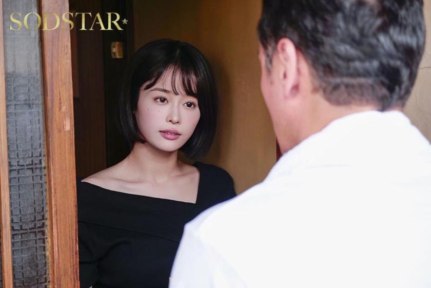 亡くなった旦那一筋で絶対に口説けないと噂の未亡人が配達員にオナニーを見られて、SEX三昧 MINAMO 画像0