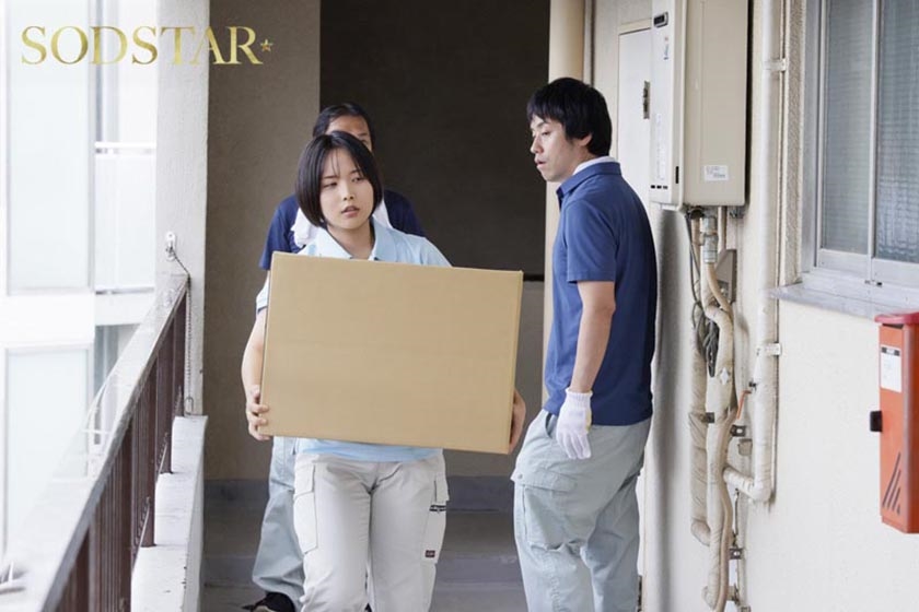 「お前、胸あるのか?」美少年系バイト女子が引っ越し現場でセクハラされまくって…汗臭上司のデカチンにイカされ続けた 柴崎はる 画像0