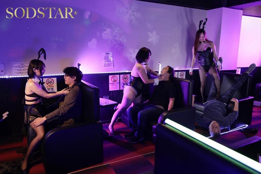 雑魚チ○ポを貶しながらも何度だってヌいてくれて本番までさせてくれる!日本一回転率の悪い罵倒バニーピンサロ! 星乃莉子 画像1