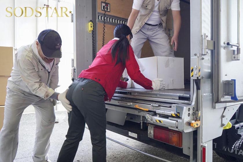 配送中NTR 既婚ベテランドライバーの配送に付いて回るうち車中でおそわれてしまった新婚人妻 本庄鈴 画像2