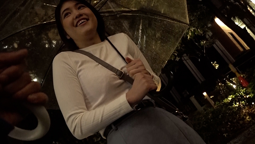 金曜の夜、バイト帰りの清楚系美女をナンパして食事に誘うと…押しに弱いのかそのままホテルにイン!ホントはヤリマン女とノリパコSEX! 画像1