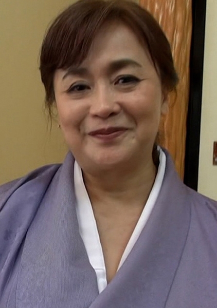 豊満ボディを和服で包む未亡人、六十路熟女の初撮りAV。二人がかりのねっとり愛撫に旦那仕込みのカラダは熱く濡れぶっ飛び絶頂SEX！