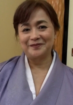 豊満ボディを和服で包む未亡人、六十路熟女の初撮りAV。二人がかりのねっとり愛撫に旦那仕込みのカラダは熱く濡れぶっ飛び絶頂SEX!