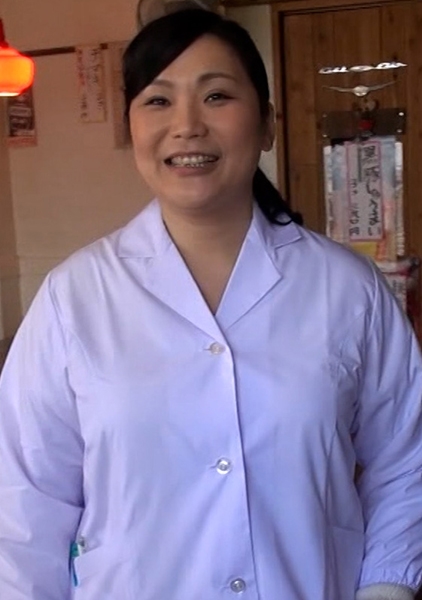 中華料理店の看板奥さんをお店の取材と訪問してそのまま店内で嵌め撮りSEX！豊満ボディに肉を揺らして絶頂イキの中出し交尾！