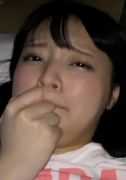 布団に潜ってこっそり嵌め撮りSEX！あどけなさが残る美女との声を潜めてのプライベート映像