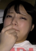 布団に潜ってこっそり嵌め撮りSEX！あどけなさが残る美女との声を潜めてのプライベート映像