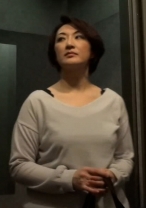 息子の家庭教師のマッチョな男と不倫してしまう人妻!