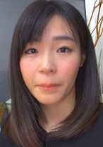 夫の一周忌、最後に来てくれた友人に…イケナイとわかっていても熟れた美しい未亡人のカラダは感じてしまい…！？遺影の前でイキまくる背徳SEX