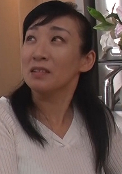再婚相手の義理の倅のデカい肉棒に股間を濡らしてしまう義母！若い元気な巨根に貫かれ嵌る義母…