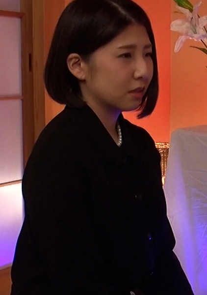 童貞の筆おろし！遺影の前でイキまくる美しき未亡人の変態SEX！