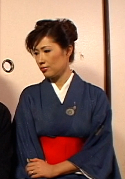 江の島のとある老舗旅館に訪れた訳アリカップルの男性客を誘惑する美人女将。それぞれの人間模様が交差する官能エロドラマ！