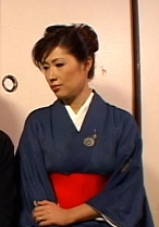 江の島のとある老舗旅館に訪れた訳アリカップルの男性客を誘惑する美人女将。それぞれの人間模様が交差する官能エロドラマ！