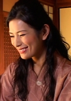 昭和初期の郊外の大地主の家で女中として奉公する娘。ある晩、若旦那夫婦に性の手ほどきをされ…。初めての経験に快感を覚える3PSEX！