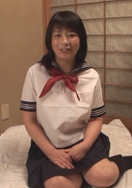 ぽっちゃり豊満ボディでも現役バリに着こなす少しマニアックなコスプレ！皆に見られながらの新感覚セックスでは放心状態になるまでイキまくり！