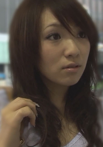 遊び慣れた女かと思いきや、意外や意外エッチに消極的な美人奥様！肉棒を触ったら豹変しちゃって口に咥えて大きくさせたら生ハメセックスで大量中出し！